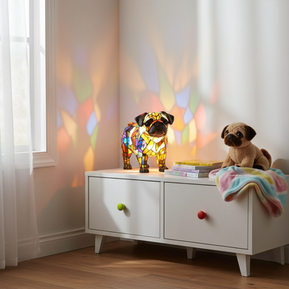 Pippa, el Pug del Eterno Resplandor y la Cálida Chimenea